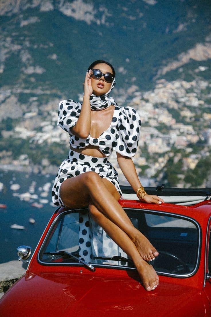 Krásná sebevědomá žena vyzařující luxus a sebejistotu